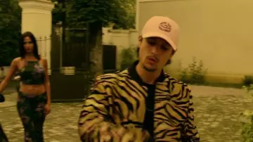 La casquette rose Seine Zoo Records de Nekfeu dans le clip J'aurais pas du de S-Crew
