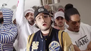 La casquette noire Seine Zoo Records dans le clip J'aurais pas du de S-Crew