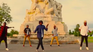 The pair of sneakers Vans Old Skool black worn by Kayson in her video clip Allô Allô