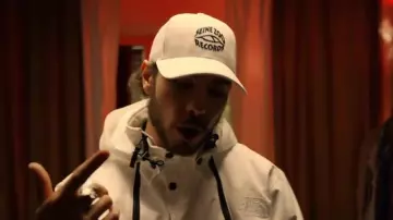 La casquette blanche Seine Zoo Records dans J'aurais pas du de S-Crew
