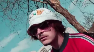 Le Bob Game Boy Color de Lorenzo dans son clip Freestyle du sale