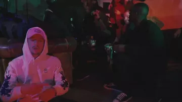 Les sneakers Converse noires basses dans le clip On va le faire de S-crew