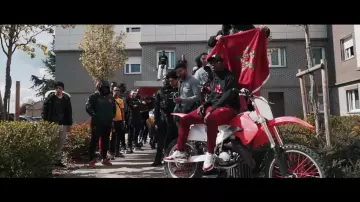 Les air max 1 dans le clip Mamacita de Travis Scott