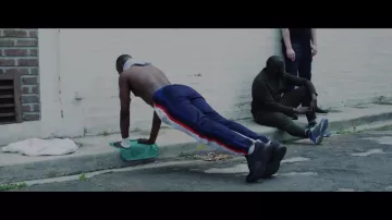 The Asics Gel Lyte V black in the clip Mamacita Travis Scott
