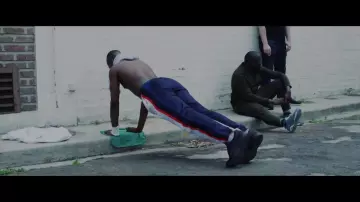 Les Asics Gel Lyte V noir dans le clip Mamacita de Travis Scott