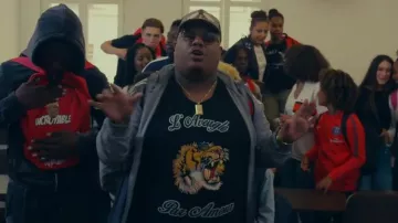 Le t-shirt Gucci avec broderies dans le clip sac à dos de Naza