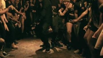 Sneakers Air Jordan XI "bred," a dancer in Started from the bottom Drake