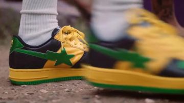 The sneakers Bapesta "Jamaica" in the clip 1 of 1 of Tyga