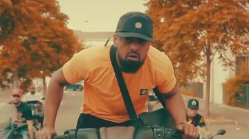 The orange t-shirt with Stone Island of Alonzo in her video clip Brawl
