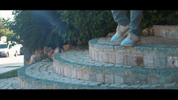 La balenciaga auténtica 100 en el clip Pienso en ti de Hornet La Frappe