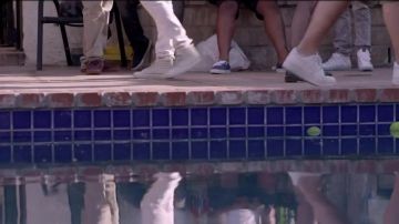 Zapatillas Blue Authentic Vans en el clip Ma Dope de Nekfeu