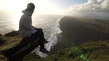 Les sneakers grises Adidas Yeezy 350 "turtle dove" dans le clip "I'll Show You" de Justin Bieber