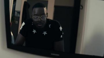 Le t-shirt broderies étoiles et imprimé 74 de Keblack dans son clim Rattraper le temps