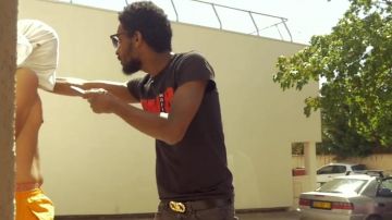 El cinturón de Salvatore Ferragamo en el clip de #MarseilleAllStar de Kalif Hardcore, Solda, Y$L, Dika, Naps