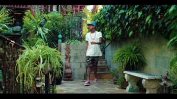 El rojo auténtico de Vans en el clip de Hookah de Tyga