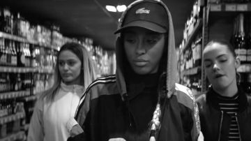 La casquette Lacoste de Kekra dans son clip Pas joli