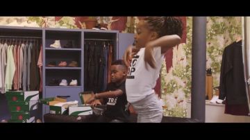 El PUMA SUEDE ROSE GUM en el clip Afro Trap Pt. 9 de MHD