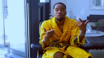 Albornoz amarillo Versace de Sisik en su clip Pinco, Pt. 2
