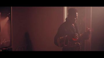 Le peignoir versace dans le clip Chasse à l'homme de Niska