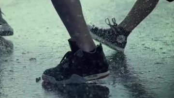 Macklemore's Jordan Jordan 4 crid sneakers (niño) en el video musical de Wings