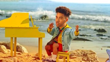 Zapatillas Blue Vans Authentic en el clip iSpy de Kyle