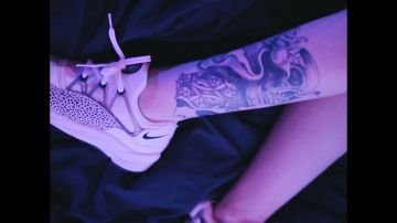 The Nike Wmns Premium Safari ‘White Black’ Romeo Elvis in the movie clip Moral