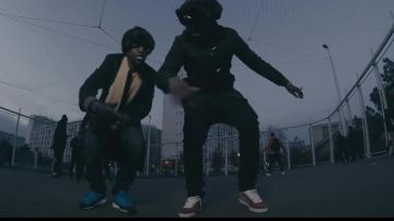 Las zapatillas rojas Puma Suede en el clip Gafas oscuras feat. S.Pri Noir por Alpha Wann