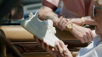 Zapatillas Adidas Yeezy crema blanca de macklemore en su vídeo Glorious