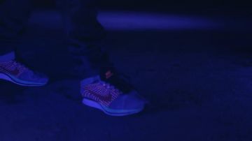 Sneakers Nike Flyknit racer of Joke in her video clip major in the air
