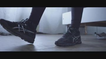 Sneakers Asics Kayano 22 Black close-up of the man who rides on the bed in the clip "Ma Jolie" from Jul