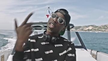 El suéter Puma de MHD en su video musical bravo