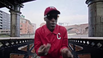 La chaqueta roja que lleva MHD en su clip Afro Trap parte.8 (Nunca)