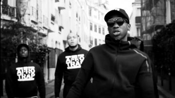La chaqueta Adidas de MHD en su clip Afro Trap The Power Goes.7