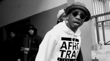 Sunglasses Ray-Ban Clubmaster MHD in her video clip Roger Milla