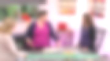 La Chaise haute bébé Tripp Trapp gris de Stokke vue dans La maison des maternelles du 20/09/2017