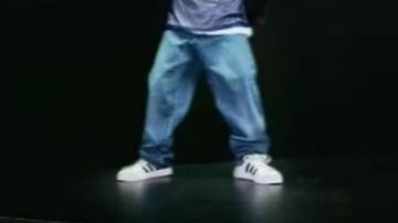 Las zapatillas Adidas Superstar de una bailarina en el video musical de La Boulette de Diam