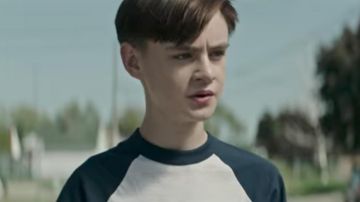 The t-shirt baseball blue and white Bill ('jaeden Lieberher) in It