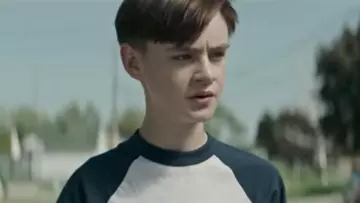 Le t-shirt de baseball bleu et blanc de Bill (Jaeden Lieberher) dans Ça