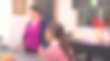 Le vase boule gris blanc jaune vu dans La maison des Maternelles du 20/09/2017