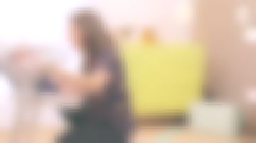 La commode 3 tiroirs jaunes vue dans le générique de La maison des maternelles