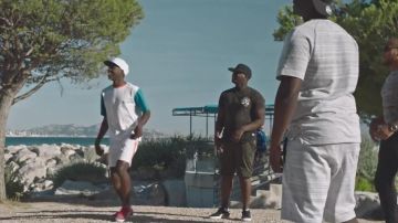 Zapatillas Puma Suede negras en el clip Bravo de MHD