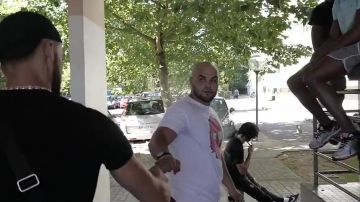 The pair of Nike Cortez worn by an extra in the clip Naha NLP