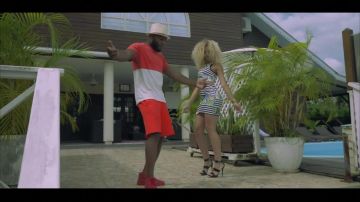 Zapatillas balenciaga rojas de Gradur en su videoclip rosa