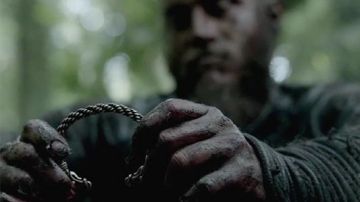 Le bracelet à fermoir dragons de Ragnar Lothbrok (Travis Fimmel) dans la série Vikings