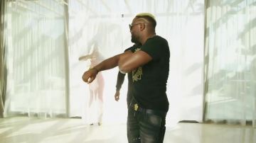 La ceinture à boucle Medusa Versace de Gradur dans son clip Ken