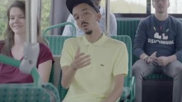 Le Polo Lacoste Jaune dans le clip Dommage de Bigflo & Oli