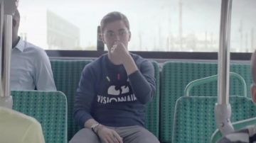 Le Pull Visionnaire dans le clip Dommage de Bigflo & Oli