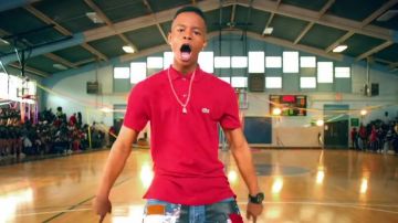 Polo rojo Lacoste de Silentó en el videoclip Watch Me (Whip/Nae Nae)