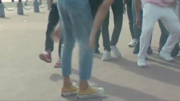 The converse low yellow in the clip I do it to Rilès
