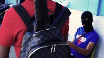 Le sac à dos Louis Vuitton dans le clip Macron de Elams